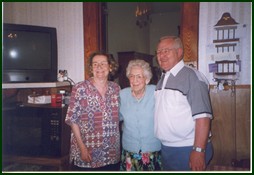 Evelyn, Lillian and Howard Hole picture